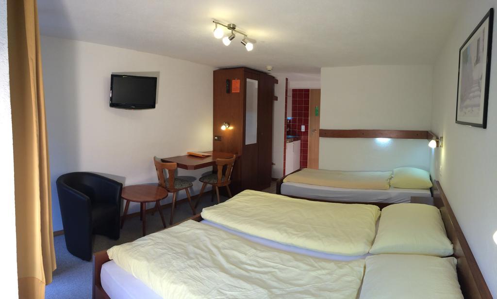 Zum Hotel
