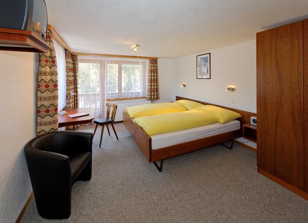 Zum Hotel